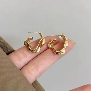 Boucles d'oreilles créoles dorées irrégulières ondulées avec aiguille en argent S925 chic