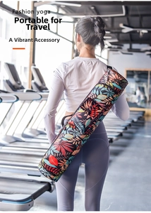 Détail du sac de rangement pour tapis de yoga à imprimé tropical avec bandoulière