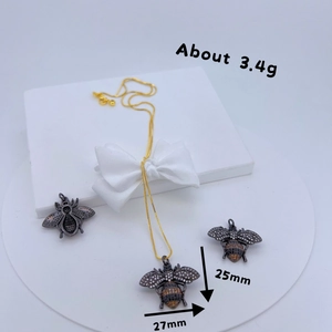 Nahaufnahme des Bienenanhängers Größe 27x25mm und Gewicht 3,4g mit Goldkette