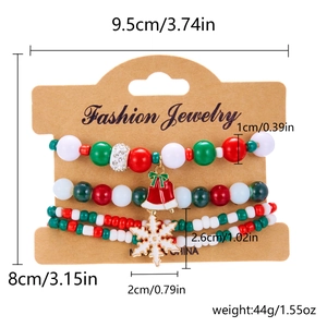 Dettaglio del set di 4 braccialetti natalizi di perline con campanelli e fiocchi di neve