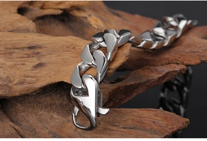 Gros plan sur bracelet gourmette en acier titane argenté avec fermoir mousqueton
