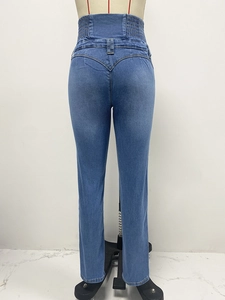 Détail du jean skinny taille haute avec empiècement en forme de cœur et denim extensible