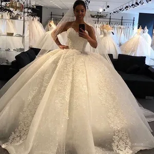 Elegantes schulterfreies Brautkleid Prinzessin mit Spitzenstickerei und Pailletten