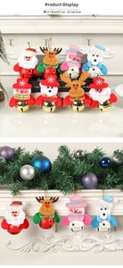 Détail des figurines de Noël en peluche avec clochettes métalliques à motifs d'étoiles