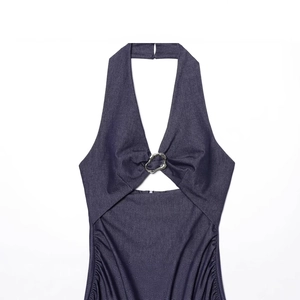 Dunkelblaues Neckholder-Midikleid mit Cut-out-Design, V-Ausschnitt und Silberring-Detail