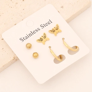 Détail de trois paires de boucles d'oreilles dorées en acier inoxydable avec motifs