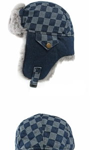 Détail du chapeau trappeur en jean à carreaux avec doublure en peluche et boucle dorée