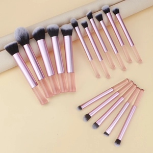 Vue détaillée de 15 pinceaux de maquillage professionnels avec manches roses transparents