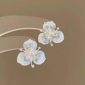Detailansicht von blauen Kristall-Blumenohrringen mit Perlenmitte und Silberdetails