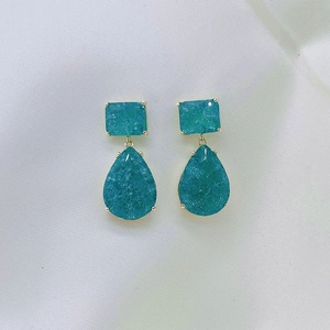 S925 silver needle drop earrings with emerald green crackle stones in gold settings