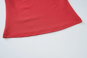 Detailansicht des doppelt vernähten Saums an einem roten Strick-Tanktop für Damen
