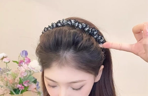 Détail du serre-tête en tweed tissé noir et blanc avec dents antidérapantes