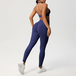 Dettaglio dei pantaloni yoga a vita alta e reggiseno sportivo con incrocio sul retro