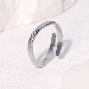 Dettaglio di un anello in acciaio inossidabile argento con finitura a trama martellata