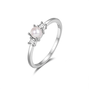 Detail view of S925 silver ring featuring a central pearl and small side diamonds