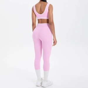 Rückansicht von rosa zweiteiliges Yoga-Set mit Cross-Back-BH und Leggings mit hoher Taille