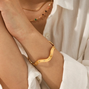 Bracelet jon jonc ondulé plaqué or 18k avec détails d'étoiles en zircon au poignet