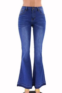 Detail der blauen Schlagjeans mit Wascheffekt, Schnurrhaaren und rohem Saumdesign