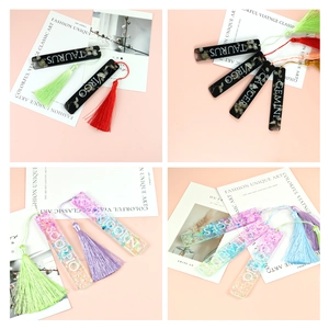 Marque-pages 12 constellations en résine avec fleurs séchées, paillettes et pompons