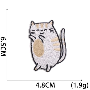 Detailed size view of cartoon cat embroidery patch measuring 6.5cm by 4.8cm with 1.9g weight