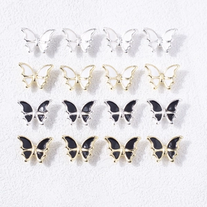 Détail de 16 bijoux d'ongles papillon en émail noir et blanc avec bords dorés et argentés