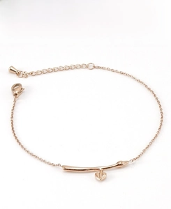 Vue détaillée du bracelet en acier titane rose doré avec breloques de branche et feuille