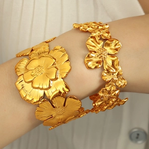 Luxurious gold camellia flower cuff bracelet and delicate matching chain jewelry set