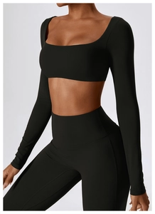 Ensemble de yoga noir à manches longues montrant la coupe ajustée sur le mannequin