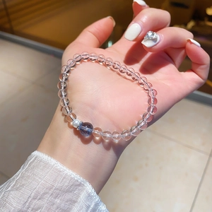 Vue macro d'un bracelet en perles de cristal blanc avec perle bleue et perle ronde fine