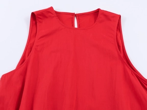 Dettaglio dell'abito midi rosso senza maniche con scollo rotondo e bottone sul retro