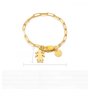 Détails du bracelet en acier doré avec chaîne trombone et pendentif fille et disque