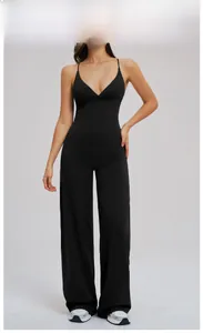 Détail de l'ensemble de yoga noir brossé avec débardeur col en V et pantalon large