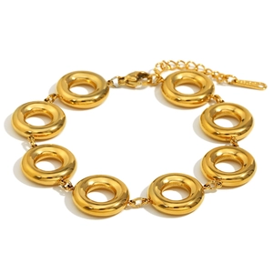 Minimalist 18K gold plated stainless steel chunky ring link bracelet on white background