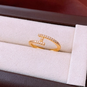 Makroaufnahme des 18k vergoldeten H-Rings mit funkelnden Zirkonia-Steinen