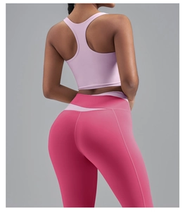 Détail du legging de yoga taille haute avec taille bicolore rose en patchwork