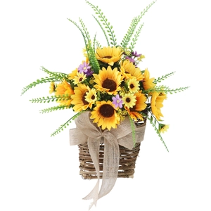 Cesto appeso con girasoli artificiali, fiori viola e fiocco in iuta per la casa
