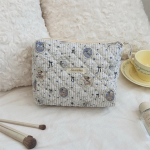 Trousse à maquillage matelassée à fleurs avec motif ours et ruban, ambiance douce