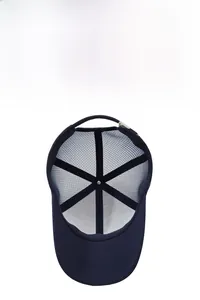 Vue macro de la structure en maille bleu marine respirante et détails de la casquette