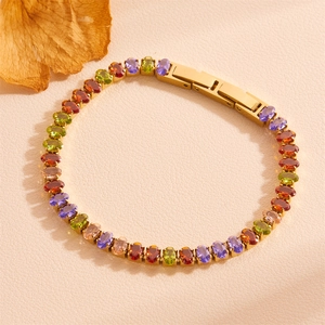 Détail macro du bracelet plaqué or 18 carats avec zircons colorés sur cuir