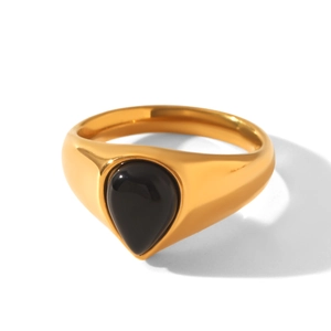 Detailansicht eines goldenen Vintage-Siegelrings mit einem schwarzen tropfenförmigen Stein