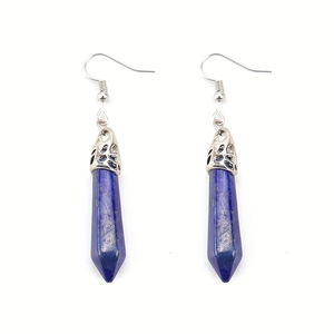 Detail von blauen Lapislazuli Sechskant-Ohrringen mit verzierten silbernen Ohrhaken
