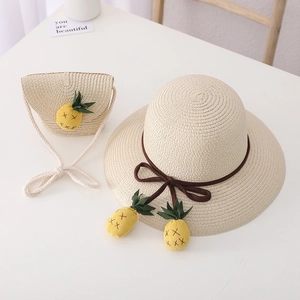 Détail de l'ensemble chapeau de paille et sac bandoulière enfant avec broderie ananas