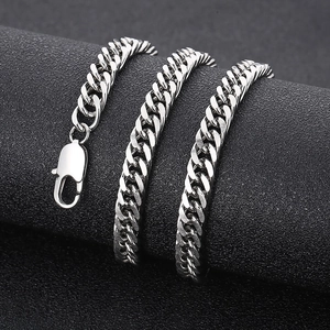 Vue macro d'un collier à maille gourmette en acier titane argenté avec fermoir mousqueton