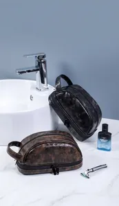Dettaglio del beauty case da uomo in pelle premium con scomparti per separazione a secco