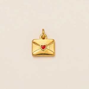 Détail d'un pendentif enveloppe doré avec cœur en émail rouge pour la création de bijoux