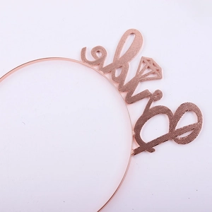Detailansicht des roségoldenen Braut-Haarreifens mit Diamantmotiv für JGA-Partys