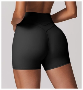 Détail de la couture en V sur le short de yoga noir à taille haute effet push-up