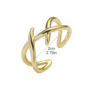 Detail eines vergoldeten offenen Rings mit gewelltem Design und 2cm Größenmessung im Bild
