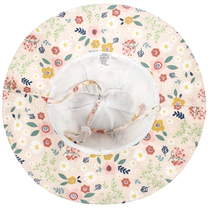 Detail eines Baby-Sonnenhuts mit Blumenmuster, Baumwollfutter und verstellbarem Riemen