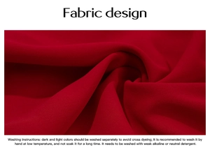 Détail du tissu rouge foncé avec instructions d'entretien et conseils de lavage